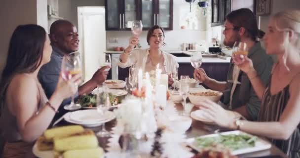 Amigos Grupo Aplausos Para Celebración Bebida Reunión Del Almuerzo Vacaciones — Vídeos de Stock