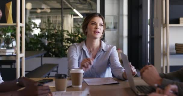 Jednání Vedoucích Týmu Šťastná Žena Podnikatelé Spolupracují Brífinku Ranního Personálu — Stock video