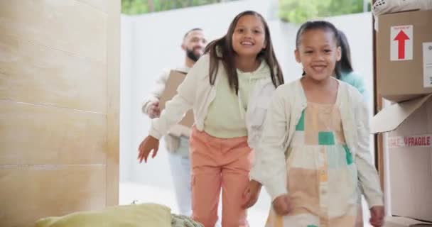 Παιδιά Μεταφορά Κουτί Και Ευτυχισμένη Οικογένεια Πόδια Νέο Σπίτι Υποθήκη — Αρχείο Βίντεο