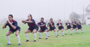 Sahada esneme, takım ya da kadın rugby, sağlık ya da spor, rekabet, aktivite ya da sağlık. Oyuncular, kızlar ya da eğitimli, spor yapan ya da sırayla ısınan gruplar.