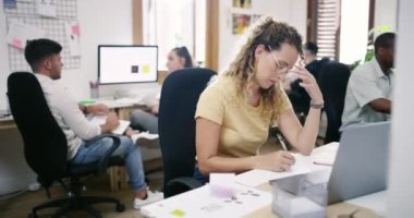 Hüsrana uğramış kadın, dizüstü bilgisayar ve stres, hata ya da yazmaktan bitkin düşme, aşırı çalışma ya da ofisteki kaygı. Bilgisayarda depresyon ya da iş yerinde yorgunluk çeken migreni olan yorgun bir kadın..