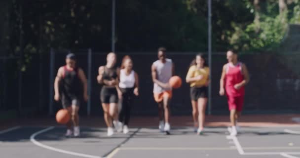 선수와 법원에서 얼굴과 친구와 피트니스 에너지 스포츠 즐기는 — 비디오