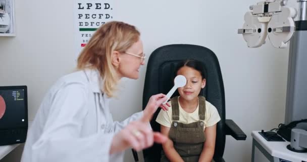 眼科検査 患者および眼科医は光学サービス 眼科サポートのための子供の視野をカバーし 若者の網膜焦点を調べます オプティシャンコンサルテーション オプトメトリーツール 若い子供をチェック — ストック動画