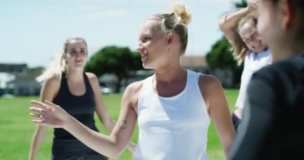 Fotbalový Trenér Tým Žena Mluví Poli Trénink Nebo Cvičení Společně — Stock video