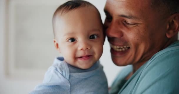 婴儿或幸福的抱抱在怀里 联系和支持在家庭的育儿室与和平 婴儿或小孩因与儿童成长或养育有关的抱抱 关系和照顾而笑 — 图库视频影像