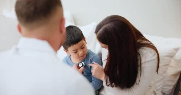 Medis Stetoskop Dokter Dengan Seorang Ibu Dan Anak Rumah Mereka — Stok Video