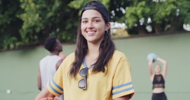 Jonge Vrouw Gezicht Gelukkig Het Basketbalveld Voor Fitness Oefening Team — Stockvideo