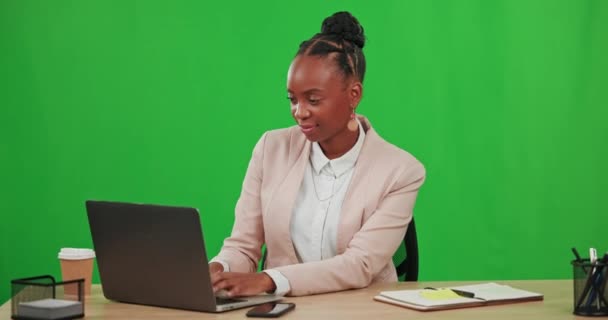 Laptop Företag Och Ansikte Svart Kvinna Grön Skärm Studio Isolerad — Stockvideo