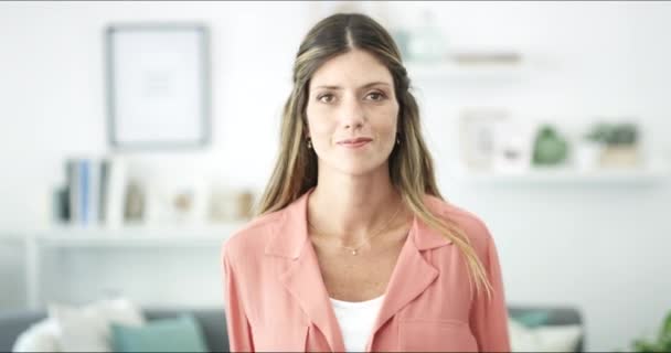 Glückliche Frau Gesicht Und Zeigen Auf Dich Wohnzimmer Zur Wahl — Stockvideo