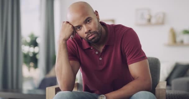 Homem Negro Triste Depressivo Com Estresse Casa Solidão Emoções Infeliz — Vídeo de Stock