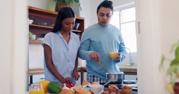 Kärlek Matlagning Och Par Köket Med Recept Internet Till Frukost — Stockvideo