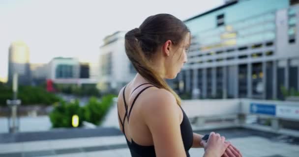 Løping Kvinne Med Smart Klokke Trening Fitness Trening Utendørs Utfordring – stockvideo