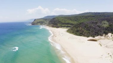 Drone, plaj ve deniz dalgaları, doğa ve açık deniz, tropik ağaçlar ya da tatildeki insanlar. Avustralya 'da deniz, ada ya da gün ışığı, gelgit ya da kum için hava görüşü, ekoloji ya da çevre.