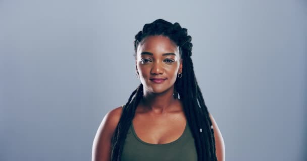 Ευτυχισμένος Χαμόγελο Και Πρόσωπο Της Μαύρης Γυναίκας Στο Στούντιο Για — Αρχείο Βίντεο