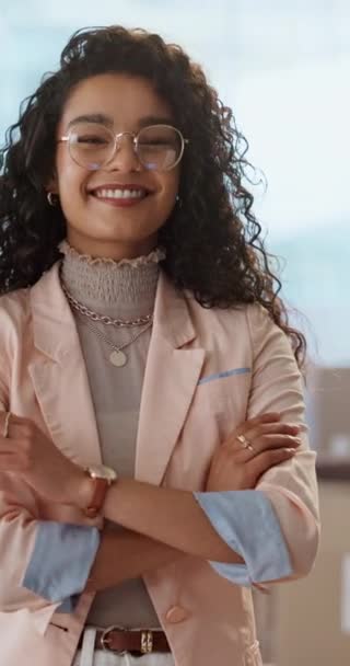 ファッション 肯定的な 良いと自信を持ってオフィスのビジネス女性の顔 職場でメキシコ出身のプロ女性起業家のハッピーでキャリアと肖像画 — ストック動画