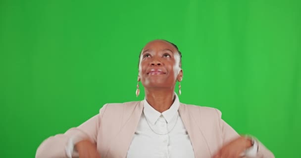 快乐的黑人女人 指着绿色的屏幕 工作室和模拟的背景 女工形象广告 企业促销 产品投放及近期招商 — 图库视频影像