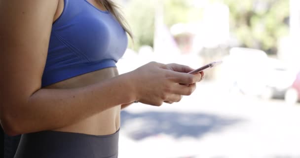 Hands Fitness Closeup Woman Mobile Πληκτρολογώντας Ένα Μήνυμα Κειμένου Για — Αρχείο Βίντεο