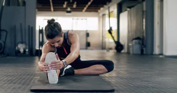 Spor Salonunda Kadın Spor Salonunda Bacak Esnetiyor Sağlıklı Performans Çevik — Stok video