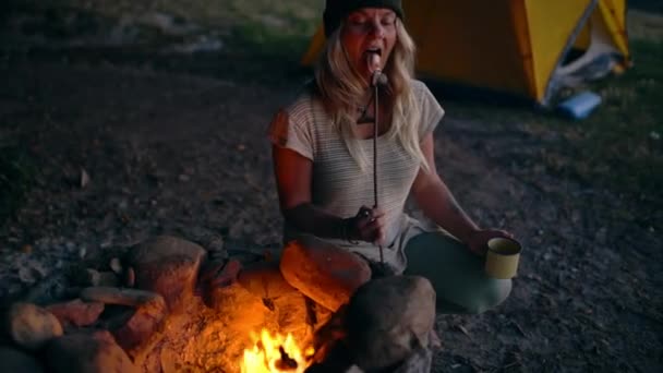Pożar Camping Kobieta Pianką Nocy Wakacjach Wakacjach Odkrytej Przygodzie Namiocie — Wideo stockowe