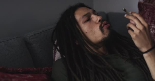 Marihuana Joint Relax Man Die Wiet Rookt 420 Cannabis Lounge — Stockvideo