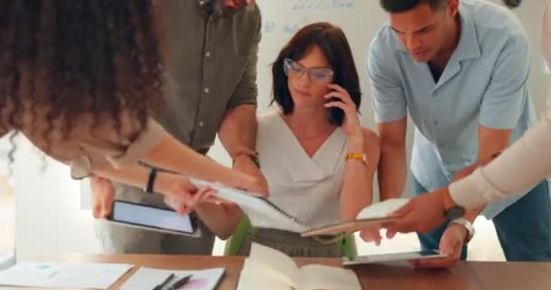 Panggilan Telepon Kelebihan Beban Dan Wanita Bisnis Dengan Pekerjaan Dari — Stok Video