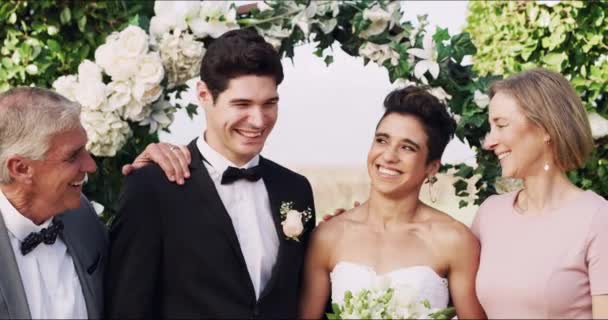 Bruiloft Liefde Familie Met Paar Bij Receptie Voor Romantiek Huwelijksceremonie — Stockvideo