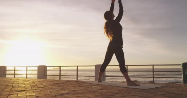 Spiaggia Donna Indietro Tramonto Con Guerriero Yoga Mani Preghiera Stretching — Video Stock
