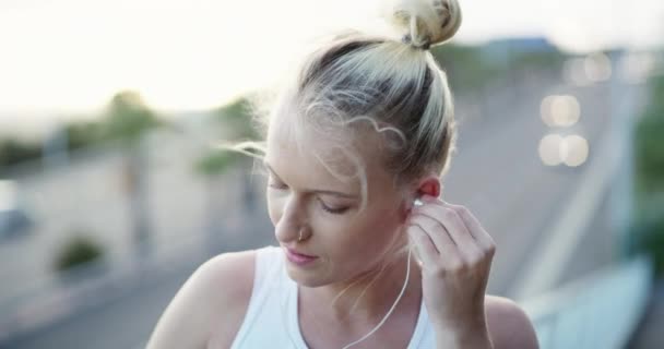 Kulaklıklar Spor Şehirde Genç Bir Kadın Kardiyo Yarışına Yarışmaya Maraton — Stok video