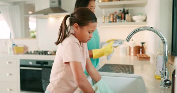 シンクでママ ガール 洗濯皿 ライフスキルのための教育 家族の家 石鹸および細菌 土およびクリーニングのためのスプラッシュが付いている母および娘 — ストック動画