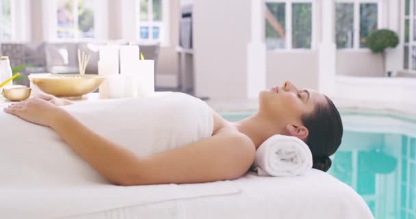 Spa Relax Mujer Una Mesa Masaje Para Bienestar Paz Tratamiento — Vídeos de Stock