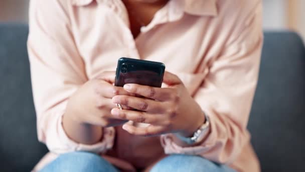 Mujer Enojada Enviando Mensajes Texto Oficial Préstamo Sobre Aumento Intereses — Vídeos de Stock