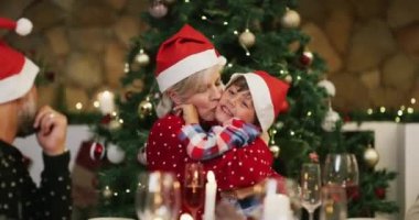 Noel, çocuk ya da mutlu aile öpücüğü öğle yemeğinde, içkilerde ya da evde sosyal toplanma kutlamalarında. Büyükbaba ve büyükbaba, akşam yemeği, yemek ya da yemek için çocuğa, aşka ya da çocuğa sarılır ya da olgunlaşır..