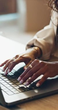 Eller, daktilo ve dizüstü bilgisayar bir iş kadınıyla ev ofisinde çalışma ve planlama. İnternet, web araştırması ve teknoloji ve bilgisayar ile dijital şirket projesiyle girişimci.