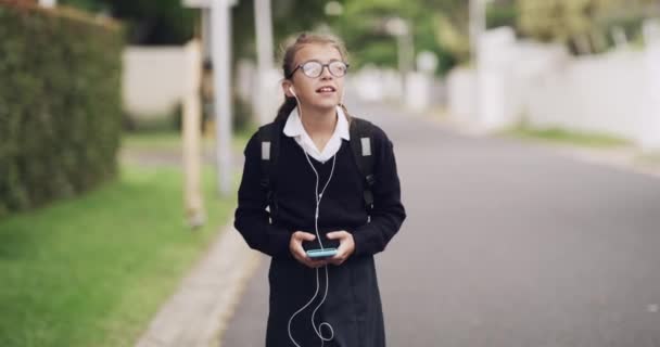 Kind Koptelefoon Muziek Buitenlucht Naar School Smartphone Streaming Radio Lied — Stockvideo