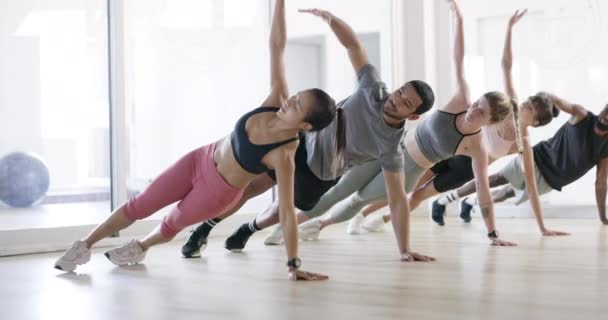 Grupp Sidoplankor Eller Personer Gymmet För Konditionsträning Kroppsträning Eller Hälsosam — Stockvideo