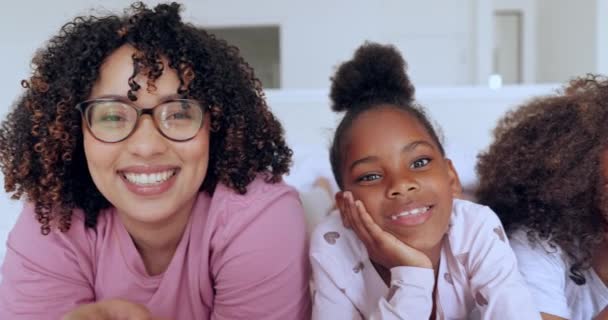 Rodiče Děti Nebo Šťastná Tvář Posteli Dopoledních Hodinách Úsměv Wellness — Stock video