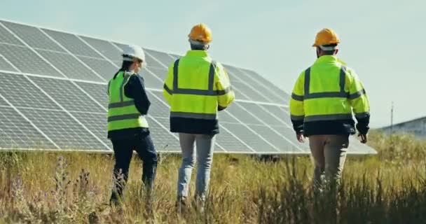 Tým Solární Panelové Farmě Pro Kontrolu Čistou Energii Venkovní Údržbu — Stock video