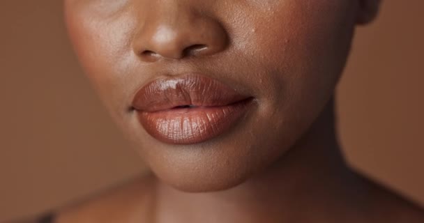 Close Lábios Mulher Negra Com Beleza Sorriso Cuidados Com Pele — Vídeo de Stock