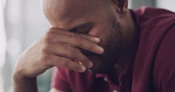 Homem Negro Chorando Triste Depressão Estresse Casa Com Solidão Emoções — Vídeo de Stock