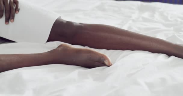 Homme Relaxant Lit Visage Dans Chambre Sexy Séduisant Portrait Homme — Video