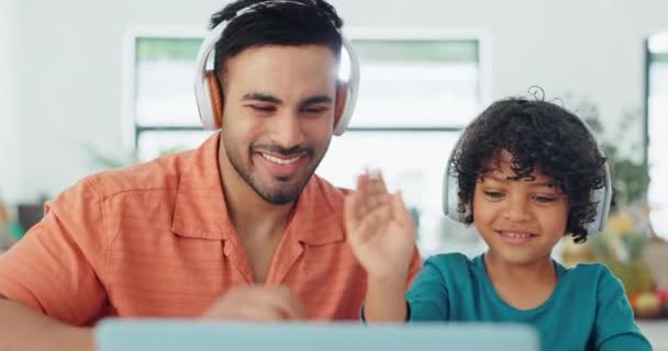 Pai Criança Vídeo Chamada Computador Para Educação Casa Suporte Aprendizagem — Vídeo de Stock