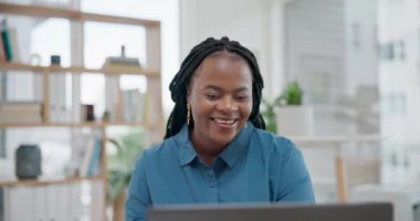 Siyahi kadın, dizüstü bilgisayar ve video konferansında selamlama, el sallama ve ofis veya teknoloji. İş kadını, web sitesi ve internet iletişim, ağ oluşturma ve tartışma veya webinar için sanal toplantı.