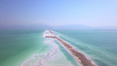 Drone, doğa ve ölü deniz Ürdün 'de yaz tatili için seyahat, tatil ve tatil yeri. Hava manzarası, su ve okyanus kumsalı. Tuz adası, dalgalar ve mavi gökyüzü sahili..