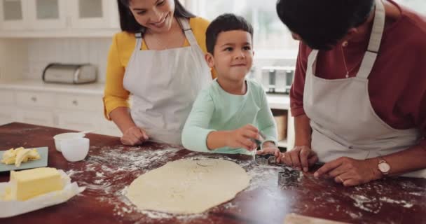 Rodzina Dziecko Piekarz Narzędziami Lub Ciastem Nauki Blacie Kuchennym Wsparciem — Wideo stockowe