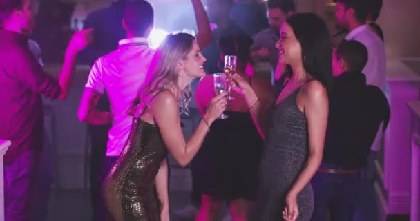 夜总会和女人为派对 新年晚会和生日而举杯庆祝 欢乐时光和朋友们在舞池里喝酒狂欢 庆祝和音乐节 — 图库视频影像