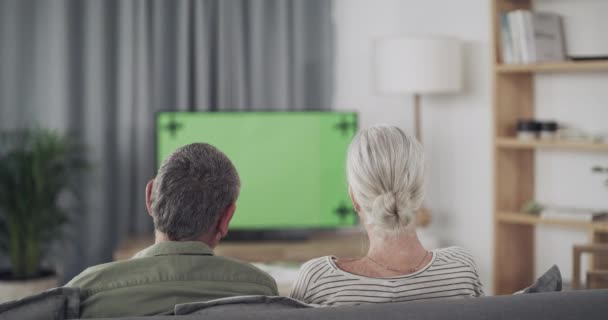 Paar Sofa Und Fernsehen Auf Grünem Bildschirm Mit Fernbedienung Für — Stockvideo