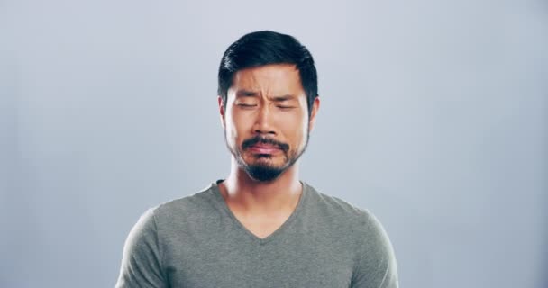 亚洲男人 沮丧的哭着在工作室里悲惨的消息 错误和哀悼失去死亡的灰色背景 悲伤和焦虑带来的创伤 眼泪和感情上的痛苦 — 图库视频影像