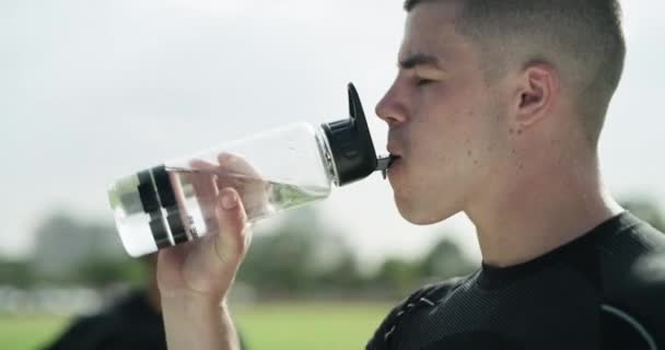 训练或运动员在体育场饮水 口渴或橄榄球的运动承诺 饮料和能量在水瓶中 有氧运动和健康在竞技健美中的作用 — 图库视频影像