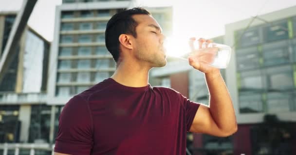 Člověk Pitná Voda Fitness Městě Pro Cvičení Běh Přestávky Zdraví — Stock video