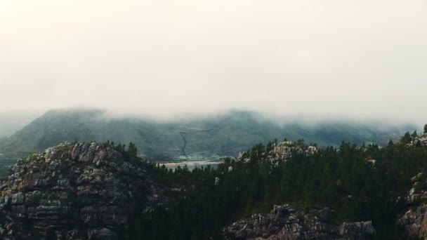 无人机 大自然 湖中的乡村 在挪威探险 多云的天空 新鲜的空气和安静的休息 假日或假期与空中风景或森林 树木或树林 — 图库视频影像